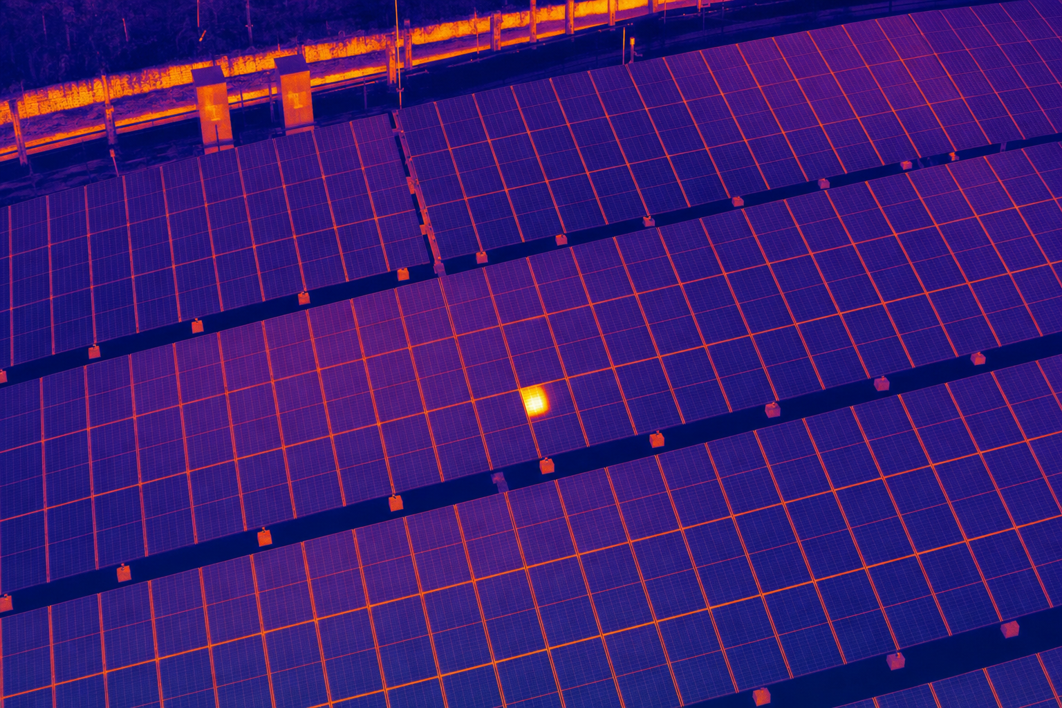Varredura termográfica aérea de módulos fotovoltaicos com uma anomalia térmica localizada